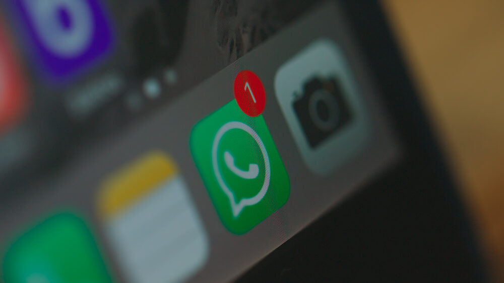 Screenshot dell'app WhatsApp su dispositivi CarPlay e Android Auto