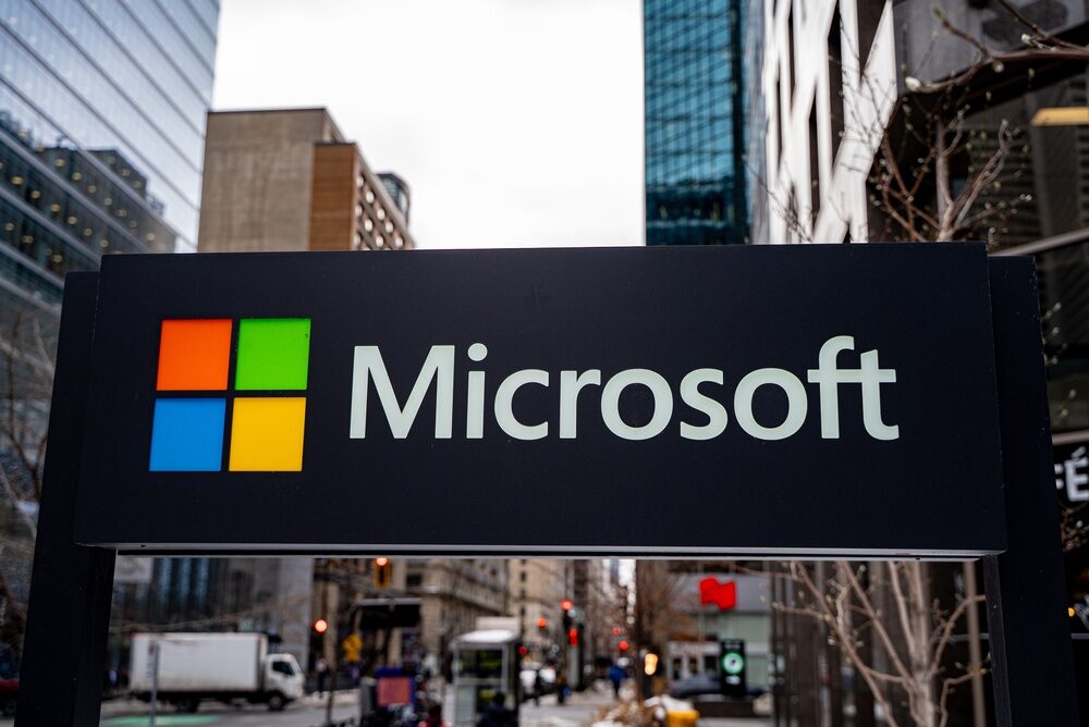 Logo di Microsoft con elementi tecnologici