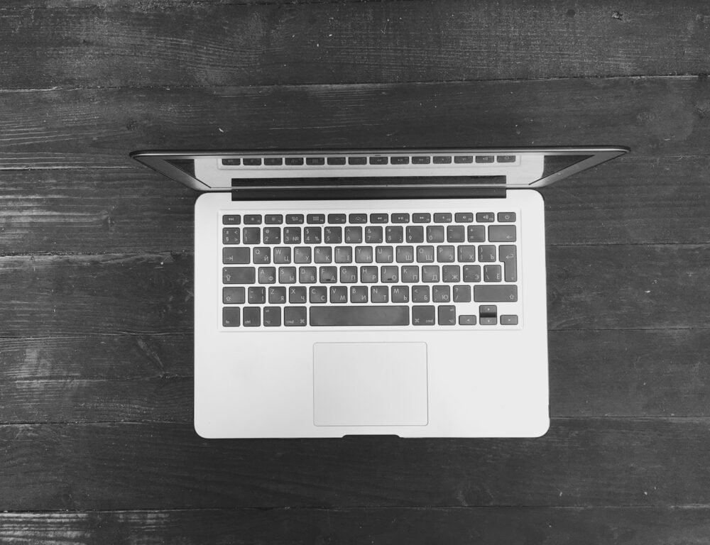 Immagine di un MacBook OLED