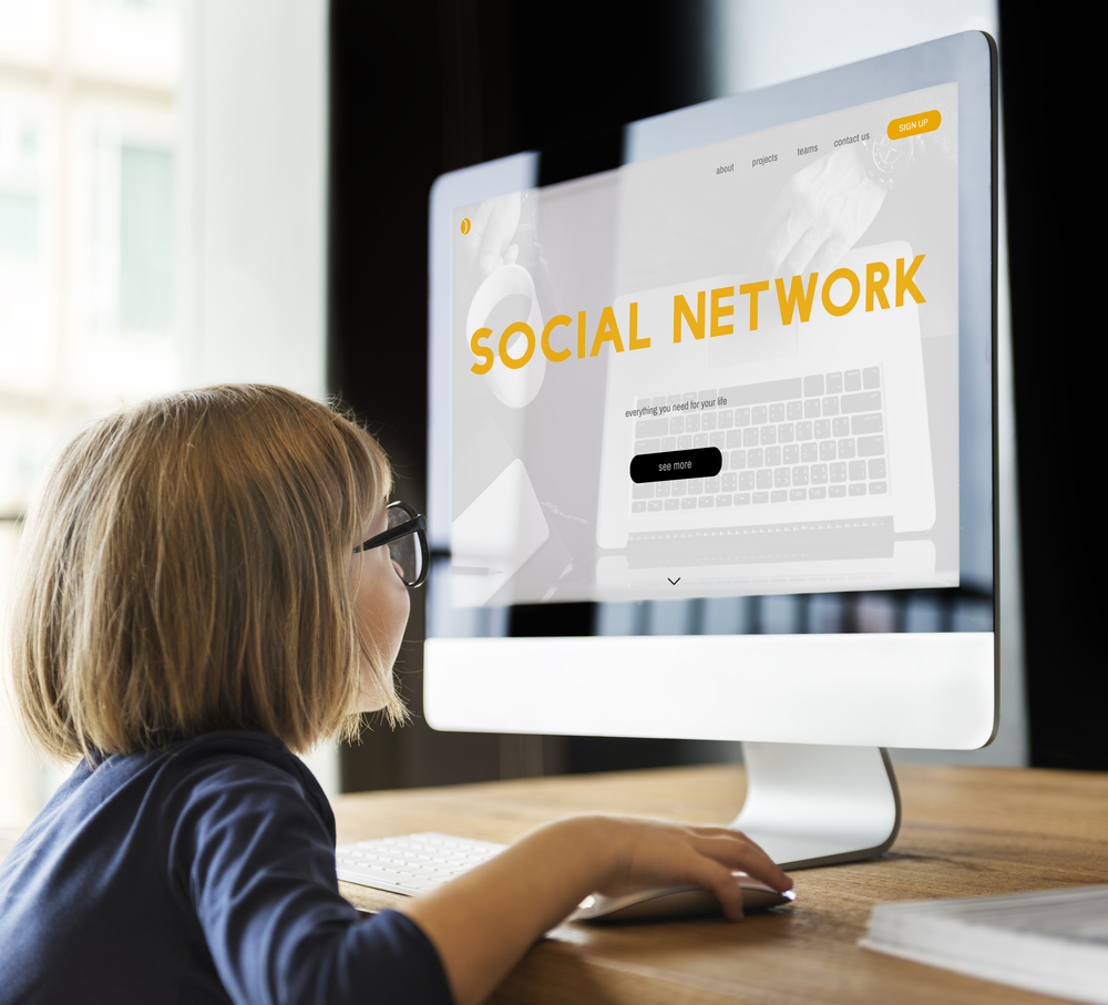 Rappresentazione grafica delle restrizioni sui social media per minori