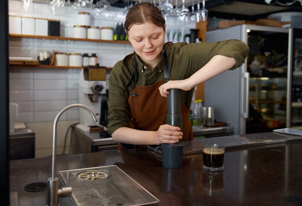 AeroPress Premium Brewer e macinacaffè manuale in noce